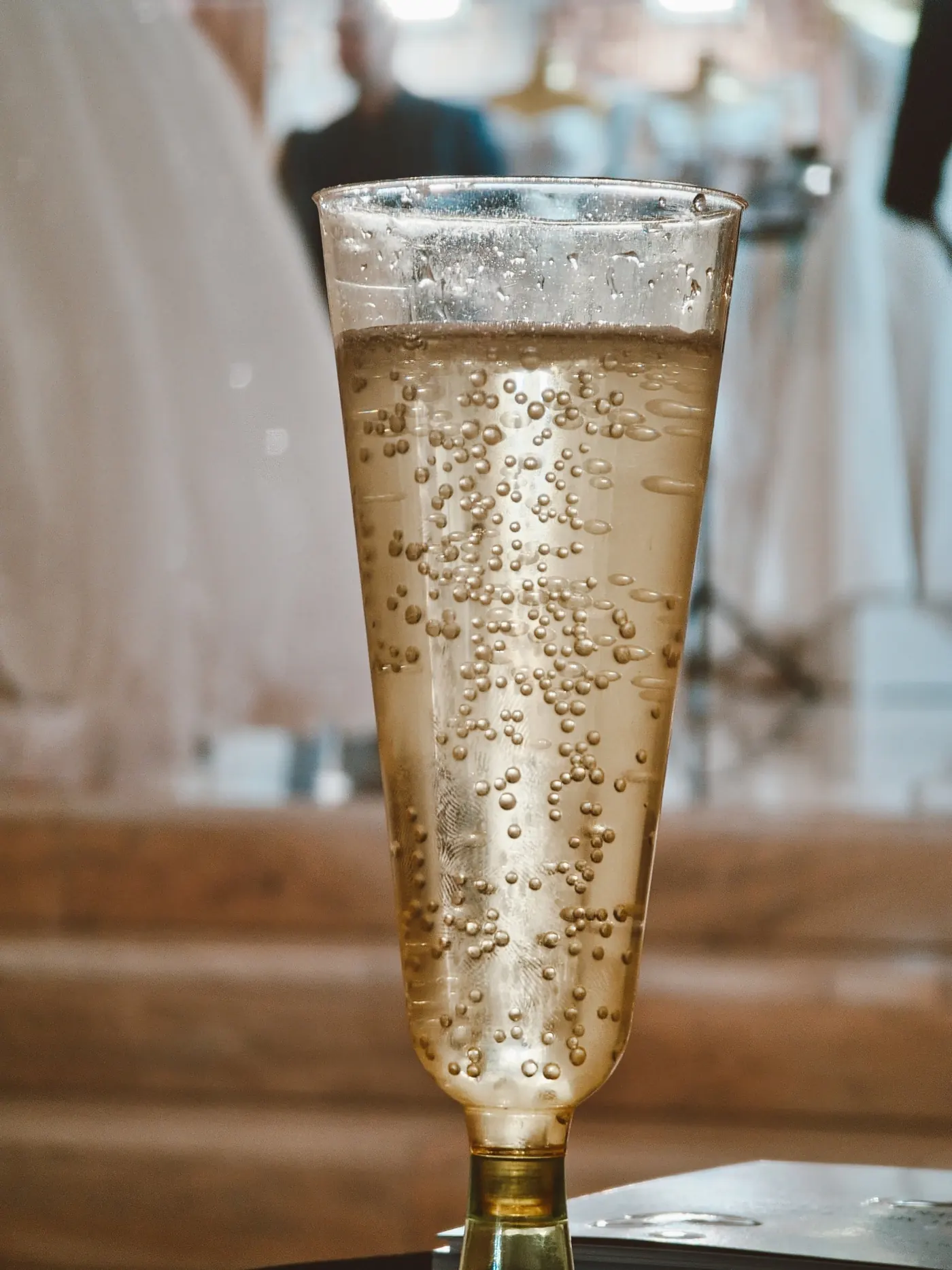 Pahar de prosecco proaspăt turnat