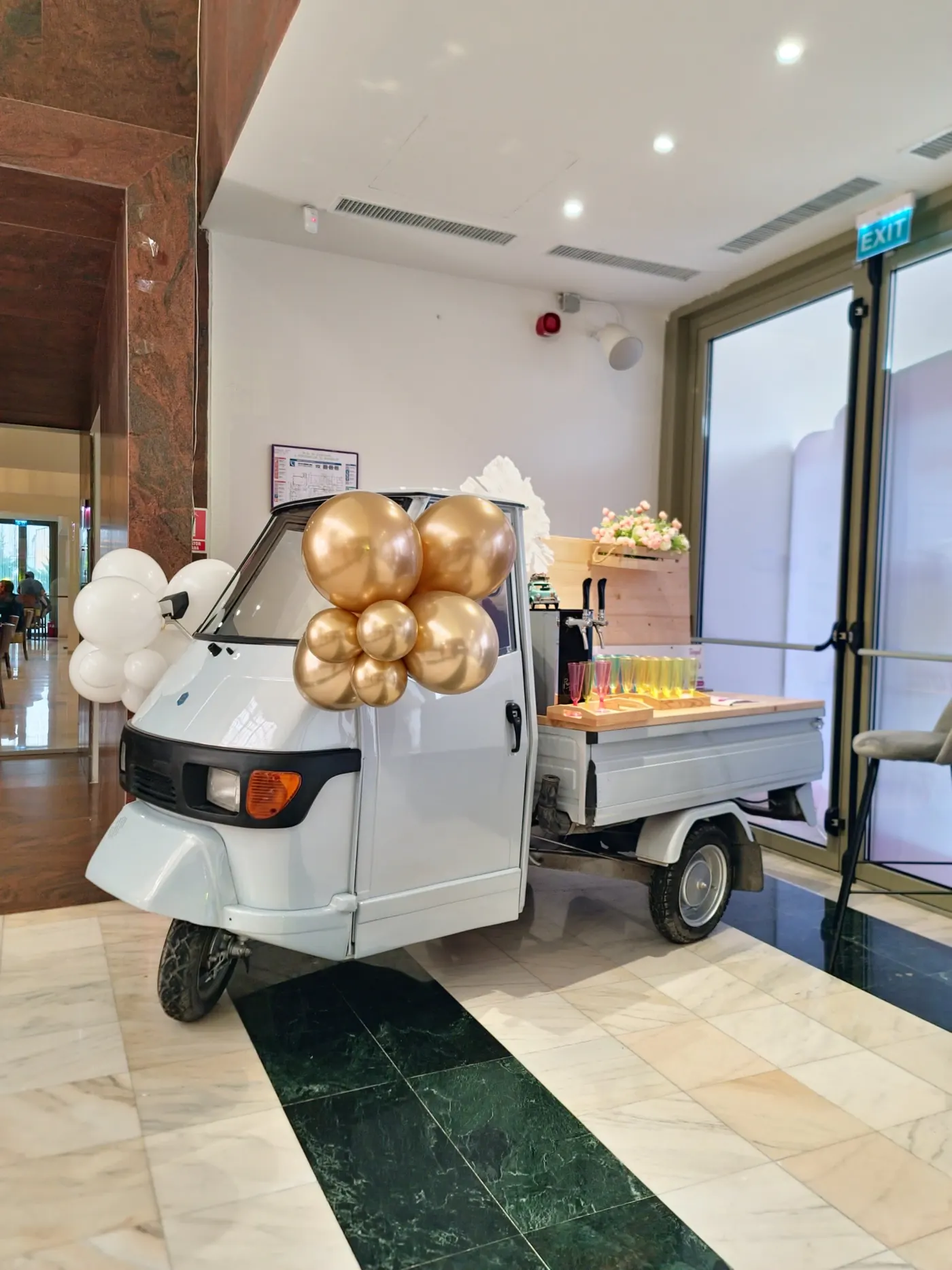 Picollino ca prosecco bar, cu baloane aurii